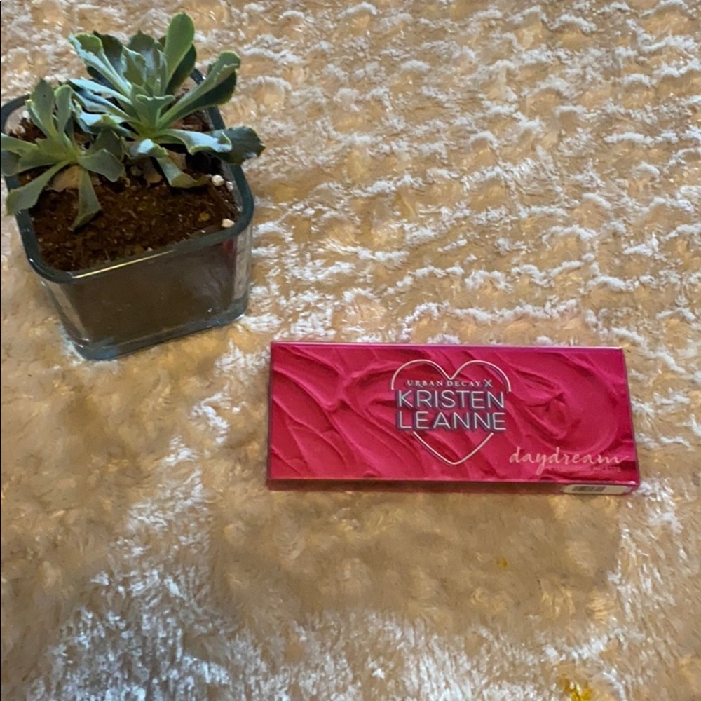 URBAN DECAY Day Dream Eyeshadow Palette - Picture 6 of 7